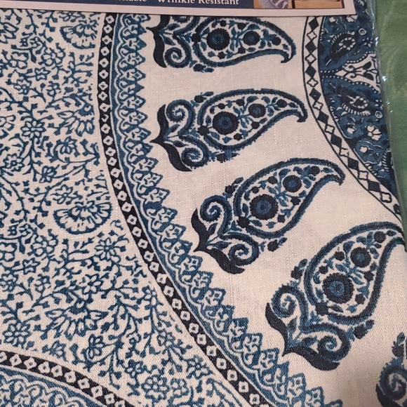 NWOT Milan Textured Print Tablecloth - Picture 4 of 4